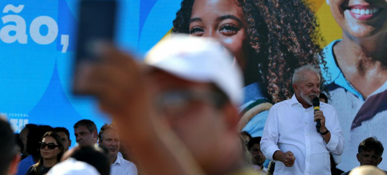 Fechando uma escola para servir de plateia a Lula