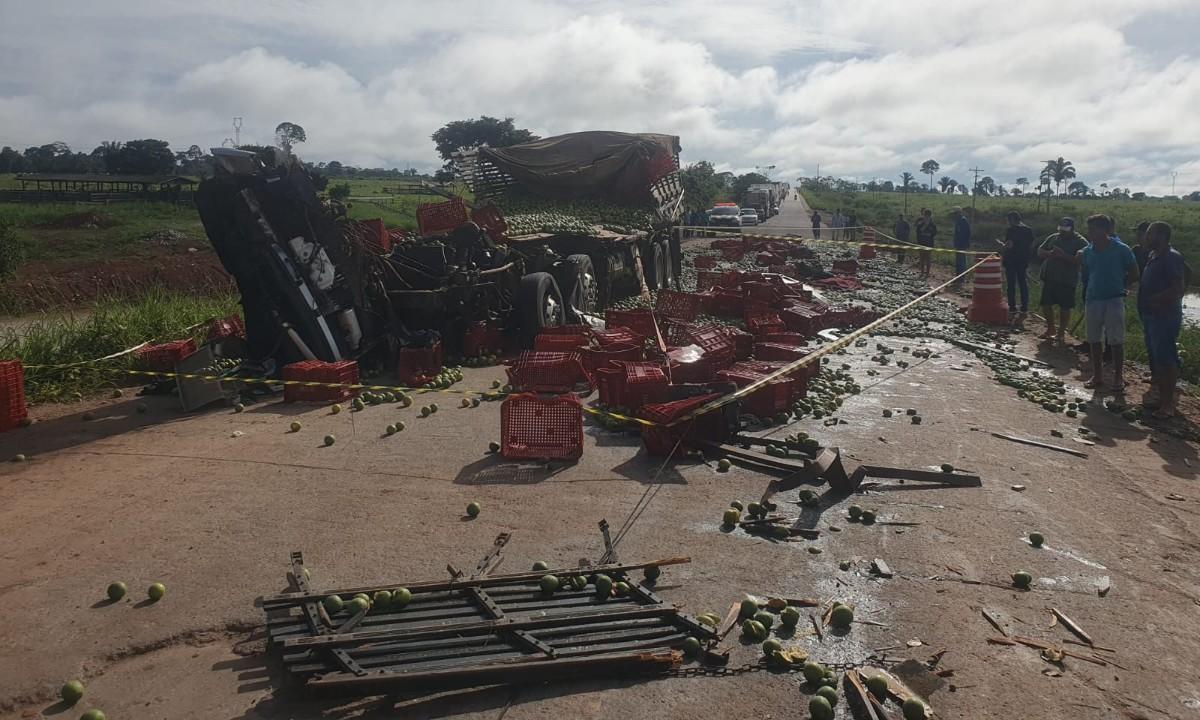 Polícia-Fotos: PRF confirma morte após colisão entre caminhões em Extrema