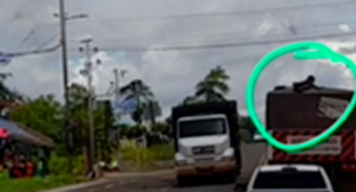 Polícia - Homem pendurado em carreta em movimento causa pânico na BR-364