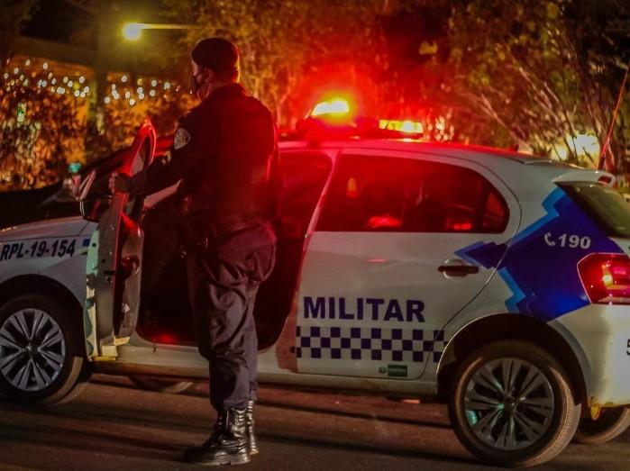 Polícia - Policial é atacado com garrafa na cabeça após cumprimentar amiga em Carnaval