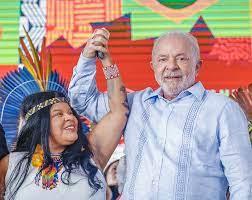Revista dos EUA diz que Lula usou indígenas como propaganda