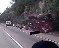 Acidente entre ônibus de viagem e carreta na BR-364 deixa sete feridos
