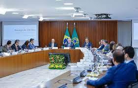Ministros acumulam cargos e turbinam salário em R$36 mil