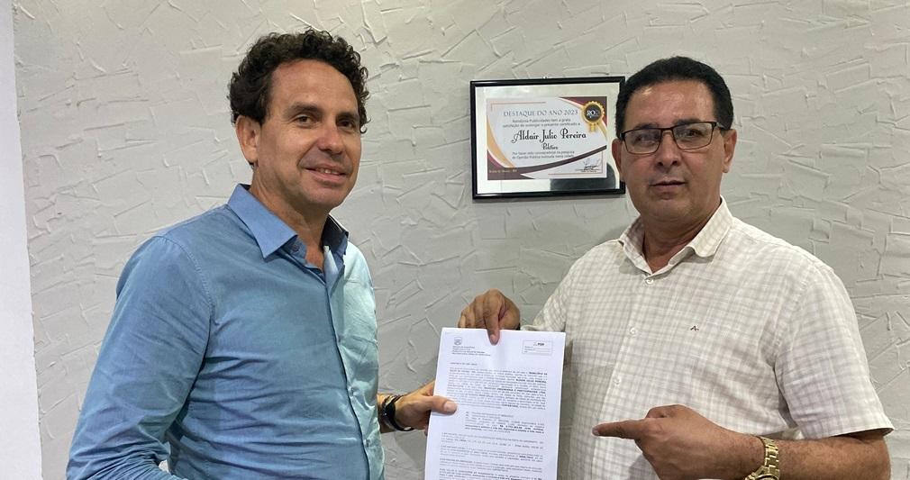 Prefeito Aldo Júlio assina ordem e serviço para pavimentação do aeroporto