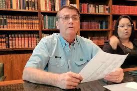 Mesmo inocentado, Bolsonaro é multado por ‘importunar baleia’