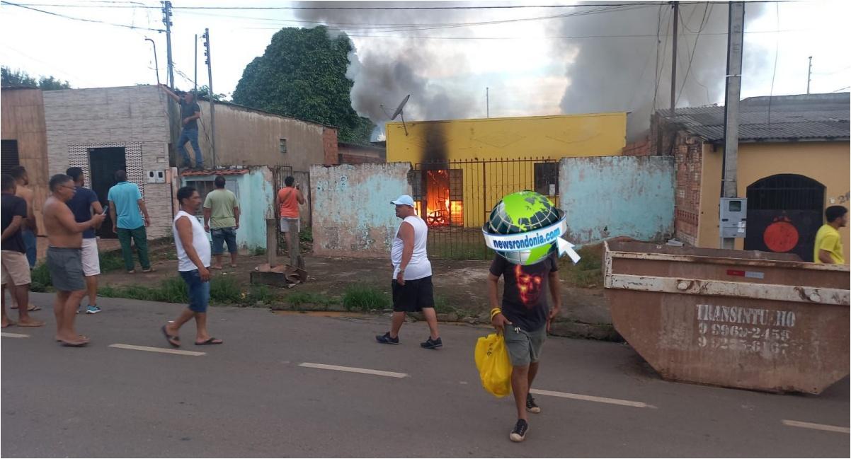 10  Polícia-URGENTE: Vila de apartamentos é atingida por incêndio no centro