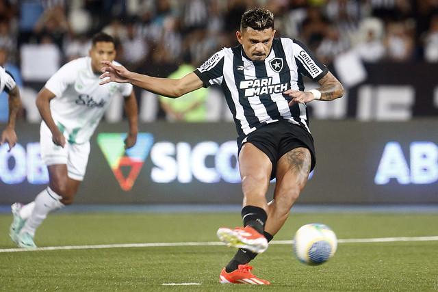 Esportes - Tiquinho Soares é liberado pelo botafogo para o enterro do pai