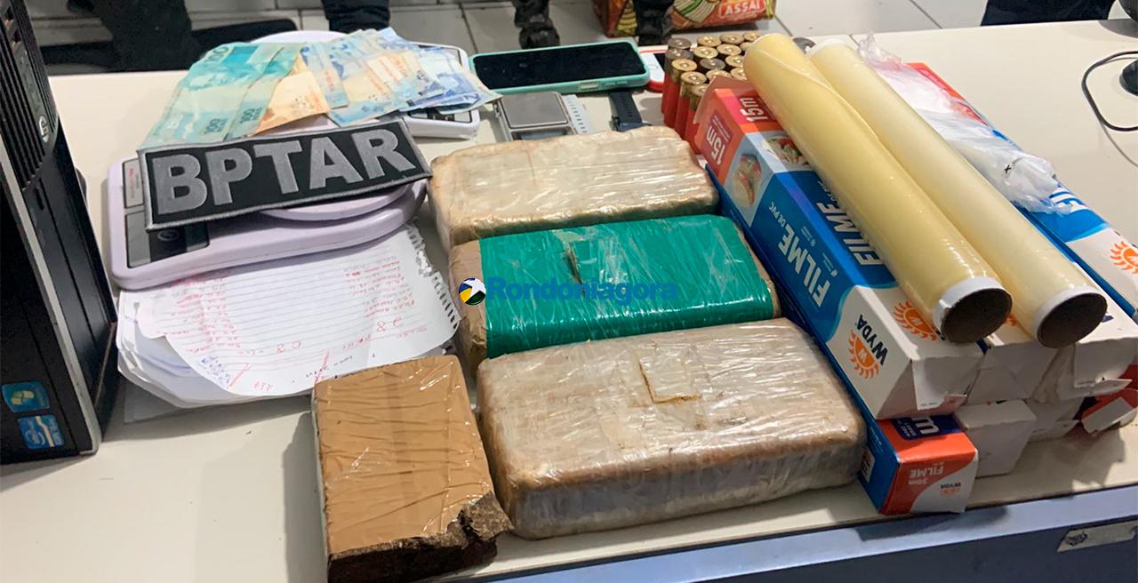Polícia - Bando é preso com 4 kg de drogas em boca de fumo no “Beco do Amor”