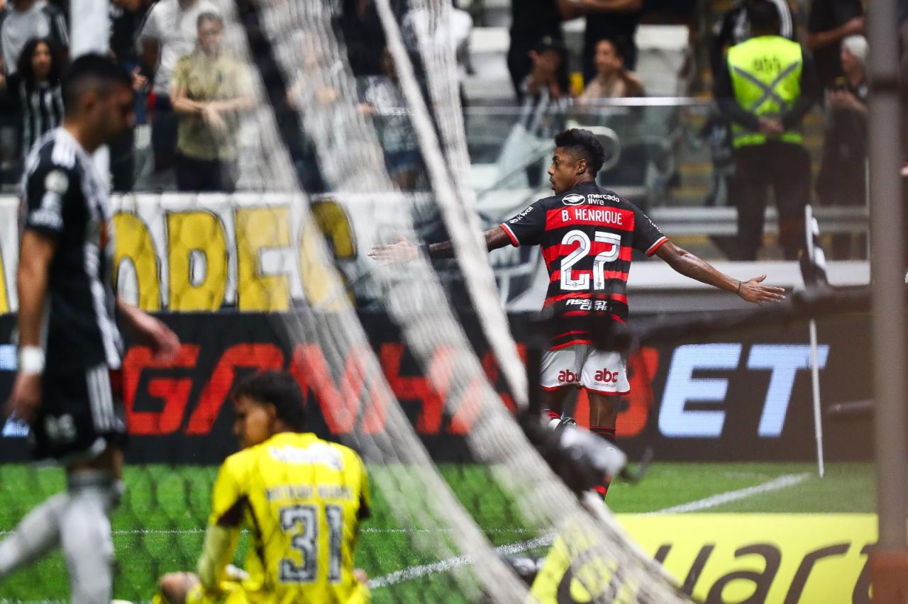 Esportes - Flamengo tem atuação de gala, vence o Atlético-MG e segue líder. Veja os gols