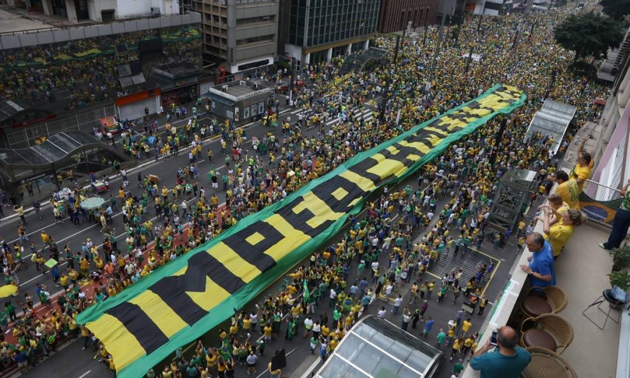 Oposição conta com pressão popular para impeachment de Moraes