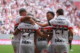 Esportes - São Paulo faz 3 x 1 no Corinthians, que teve dois expulsos