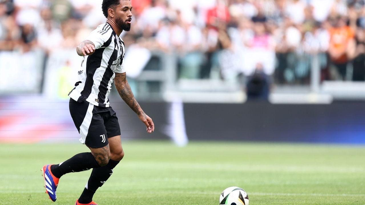 Esportes - Douglas Luiz, da Juventus, tem casa invadida e 3 milhões roubados