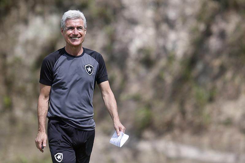 Esportes - Corinthians mira Luís Castro para 2025 mas se assusta com pedida do técnico