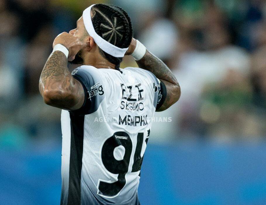 Esportes - Memphis Depay posta foto com arma ao visitar exército