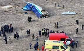 Vídeo: Avião com mais de 60 passageiros cai no Cazaquistão