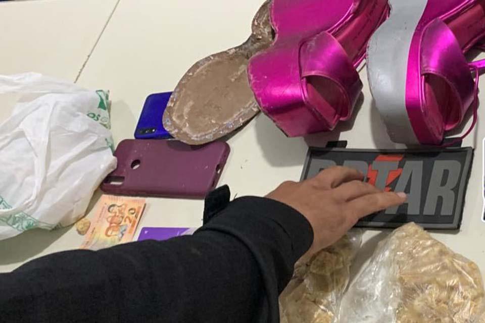 DROGA-BPTAR flagra mulheres com drogas escondidas em sapatos na BR-364
