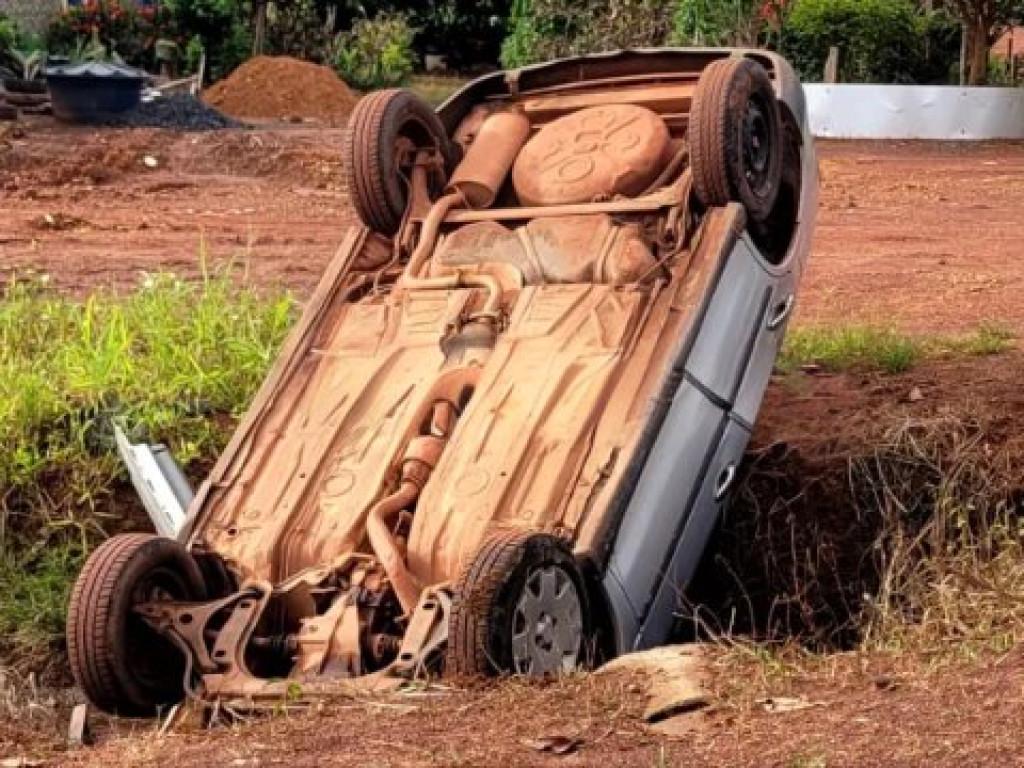 Grande susto - Carro cai em bueiro e assusta moradores em Rolim de Moura