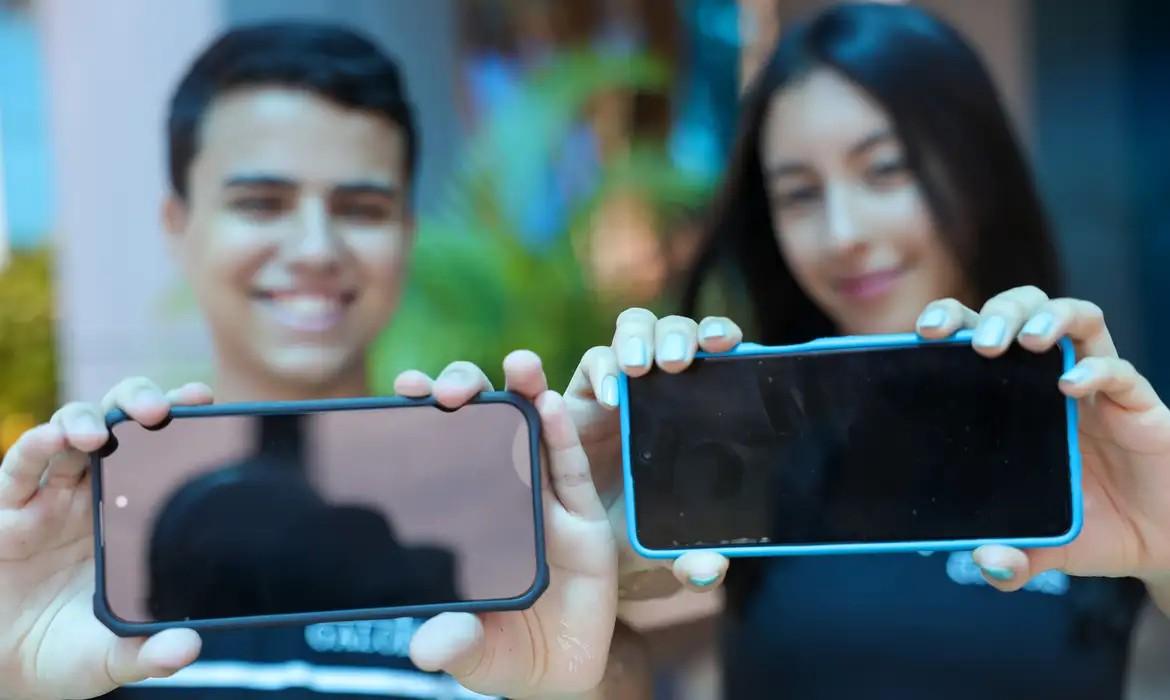 Nacional - Regulamentada lei que restringe uso de celular na escola
