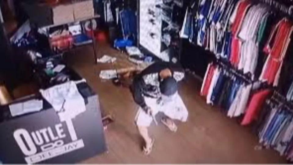 PLANTÃO DE POLÍCIA - VÍDEO: homem dá tiro na própria perna enquanto assaltava loja