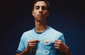 Vitor Reis estreia como titular pelo Manchester City