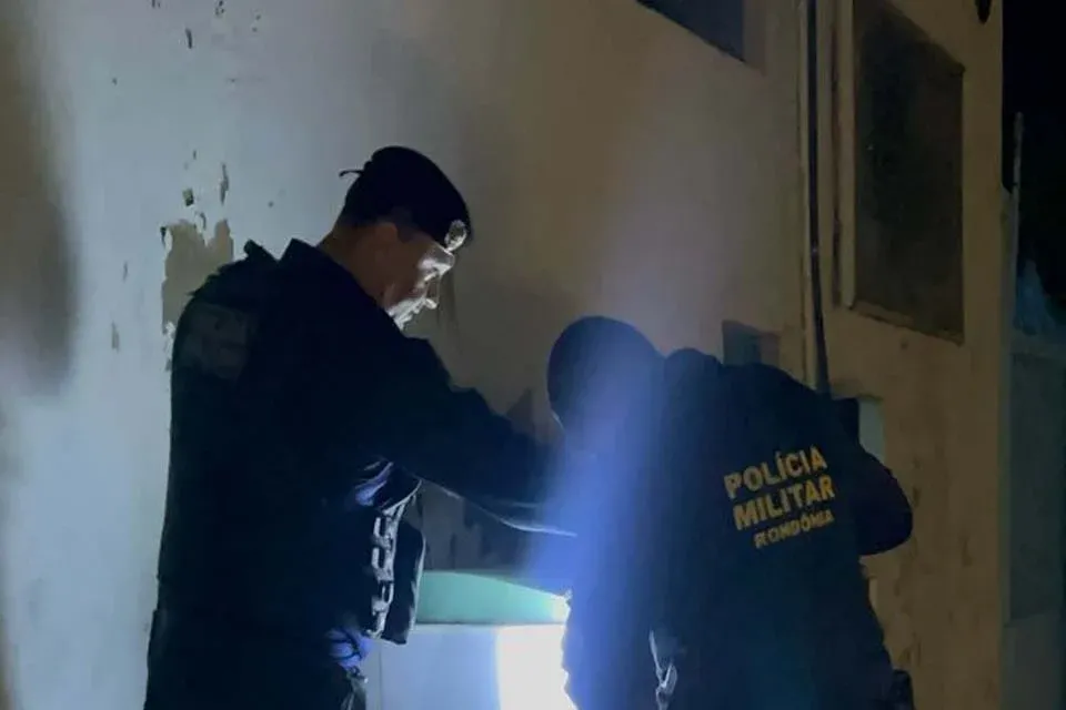 AÇÃO - Ladrão é flagrado carregando TV furtada no centro de Porto Velho