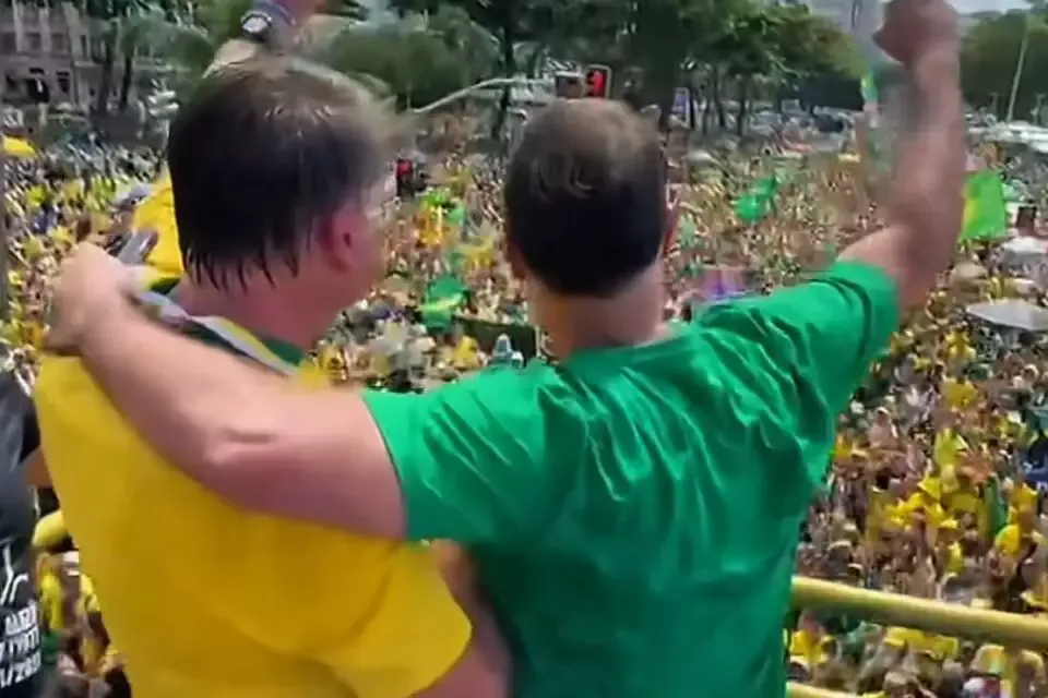 Ato em Copacabana - Senador prevê derrota do ‘Alexandrismo’ e multidão no RJ apoia: ‘assassino, assassino’
