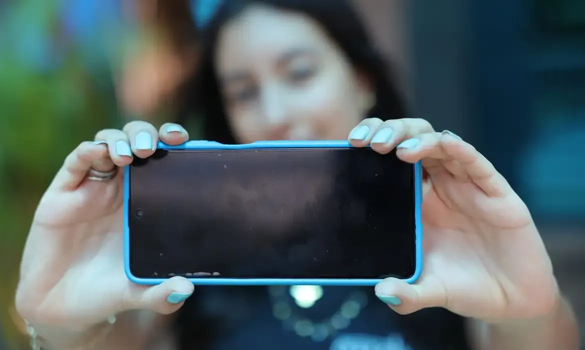 Educação - Conselho de Educação edita diretrizes sobre celular em sala de aula