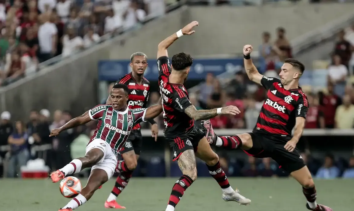 Esportes - Flamengo vence Fluminense no primeiro capítulo da final do Carioca
