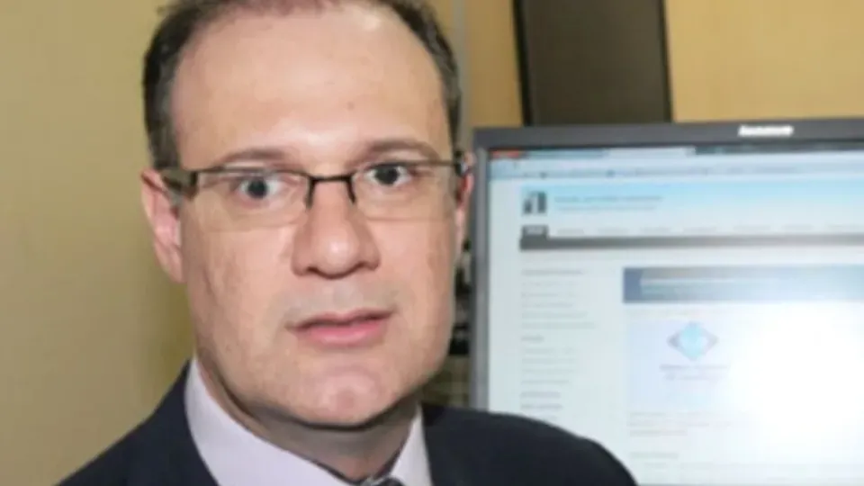 Plantão de Polícia - Vídeo: juiz rebate agente penitenciário e manda tirar algema de preso