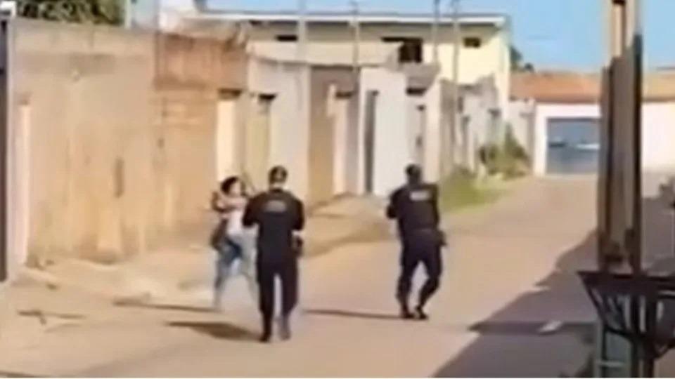 PLANTÃO DE POLÍCIA- Vídeo: mulher ataca PMs com cabo de vassoura e acaba presa