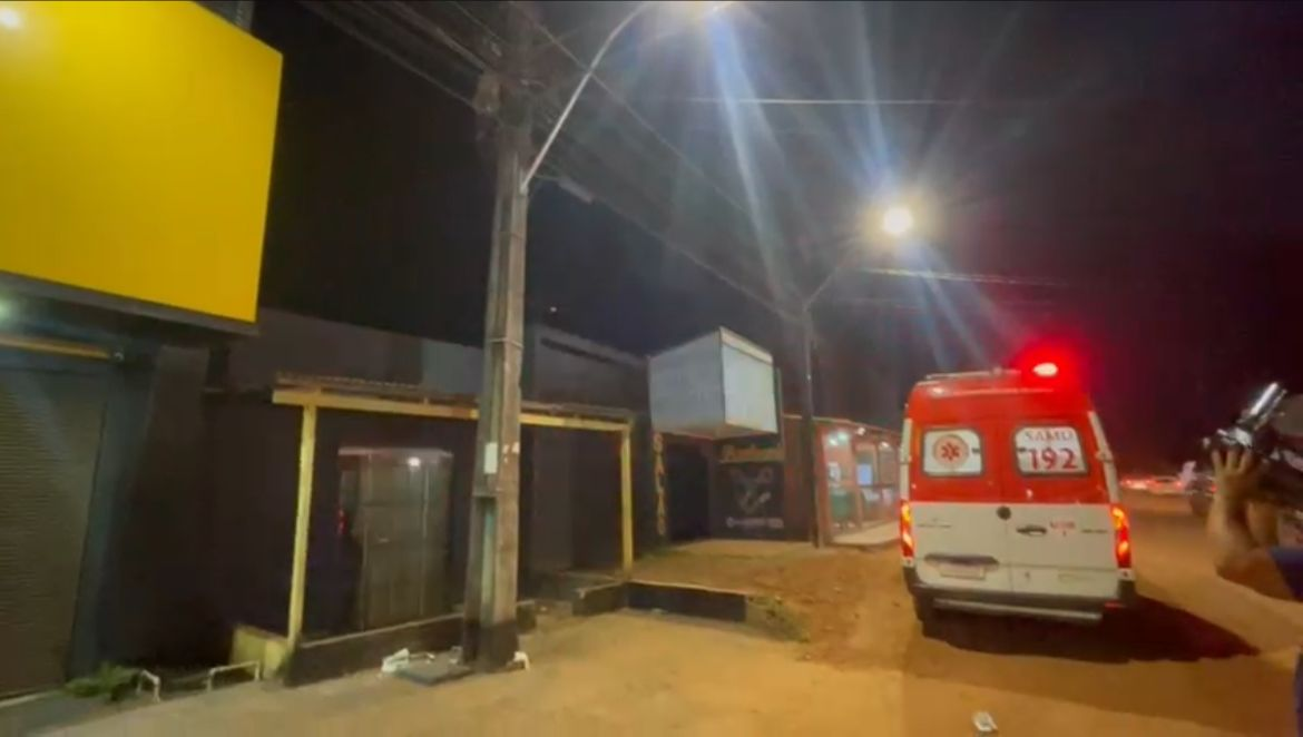 Polícia - Homem tenta fazer ligação clandestina, sofre choque e cai de poste na zona leste na capital