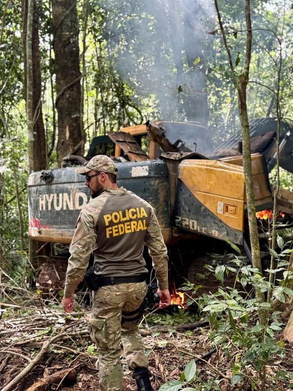 Polícia - PF e Ibama destroem máquinas e estruturas usadas em garimpo ilegal de ouro e diamante