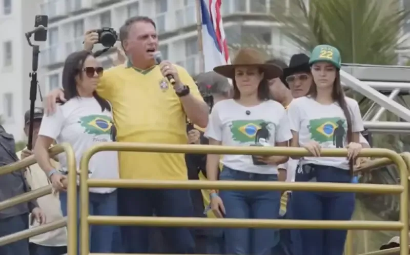 'Queremos justiça' - Bolsonaro homenageia família de Clezão, morto no cárcere
