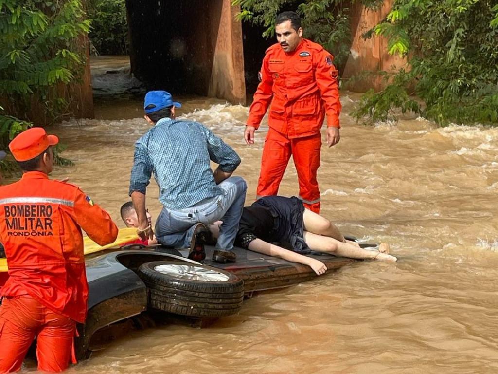 Vídeo - Tragédia TRAGÉDIA: - Mãe e filha morrem afogadas após carro cair em rio em Cerejeiras; veja o vídeo.