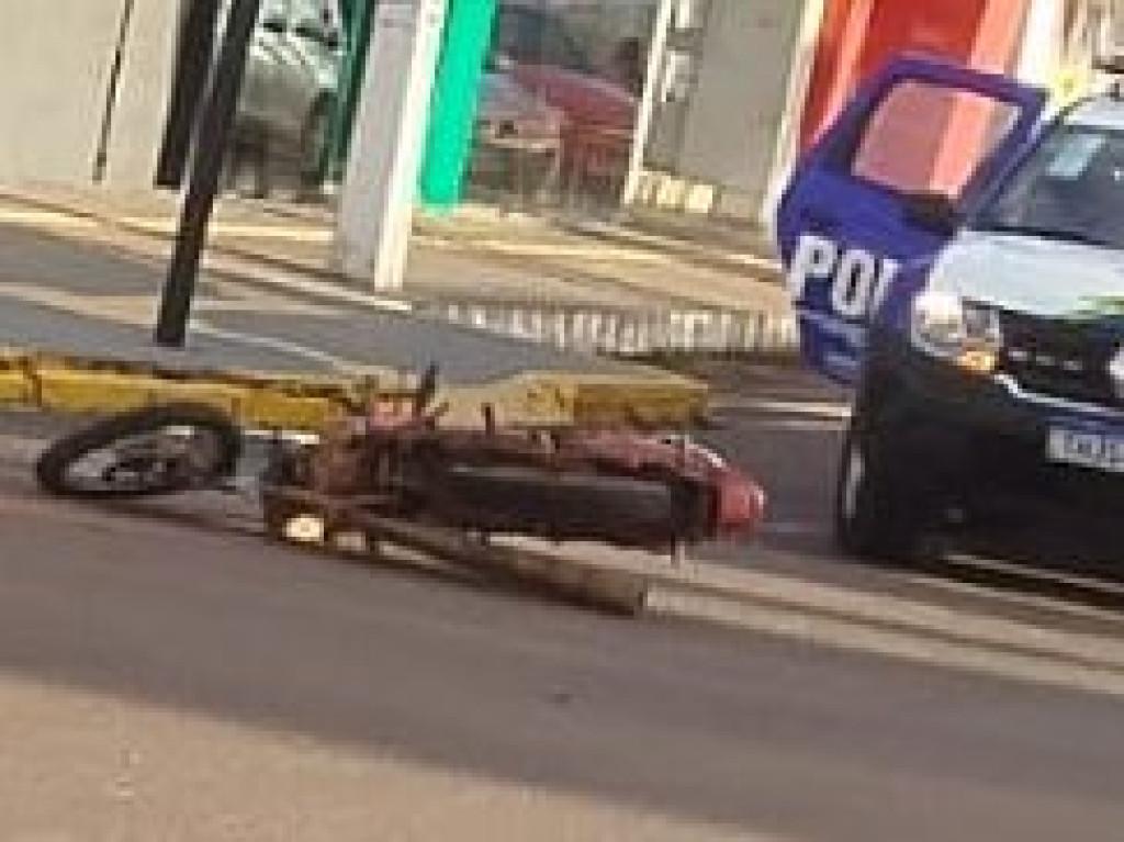 Colisão VÍDEO: - Colisão entre caminhonete e motocicleta deixa ferido no centro de Cacoal