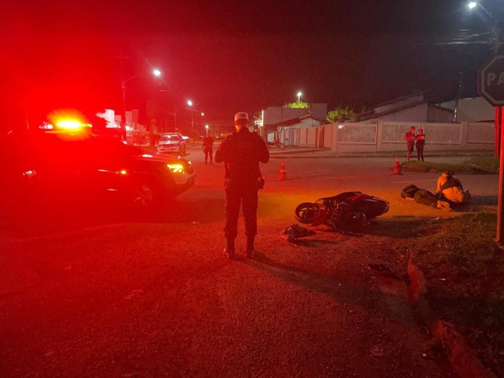 Direção Perigosa - Rolim de Moura: Condutor de moto leva aproximadamente quase 30 mil em multas por fugir da PM e desrespeitar sinalização de transito e causar acidente