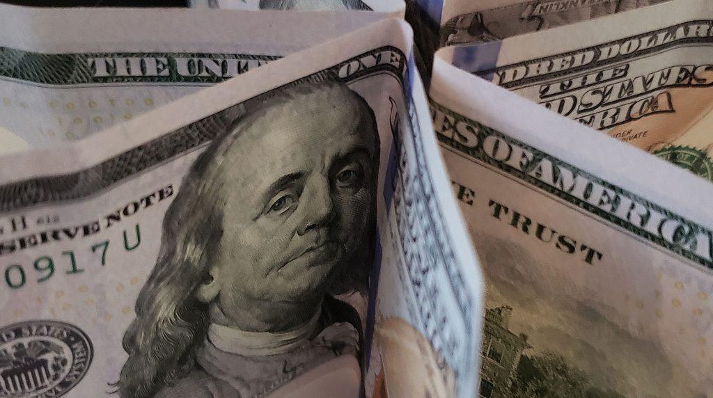 Economia - Dólar volta a superar R$ 6; Ibovespa opera em queda