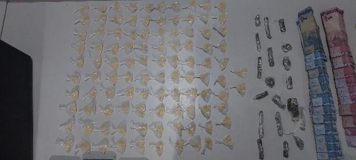 Polícia - PM prende dois e apreende drogas e material para embalar entorpecente