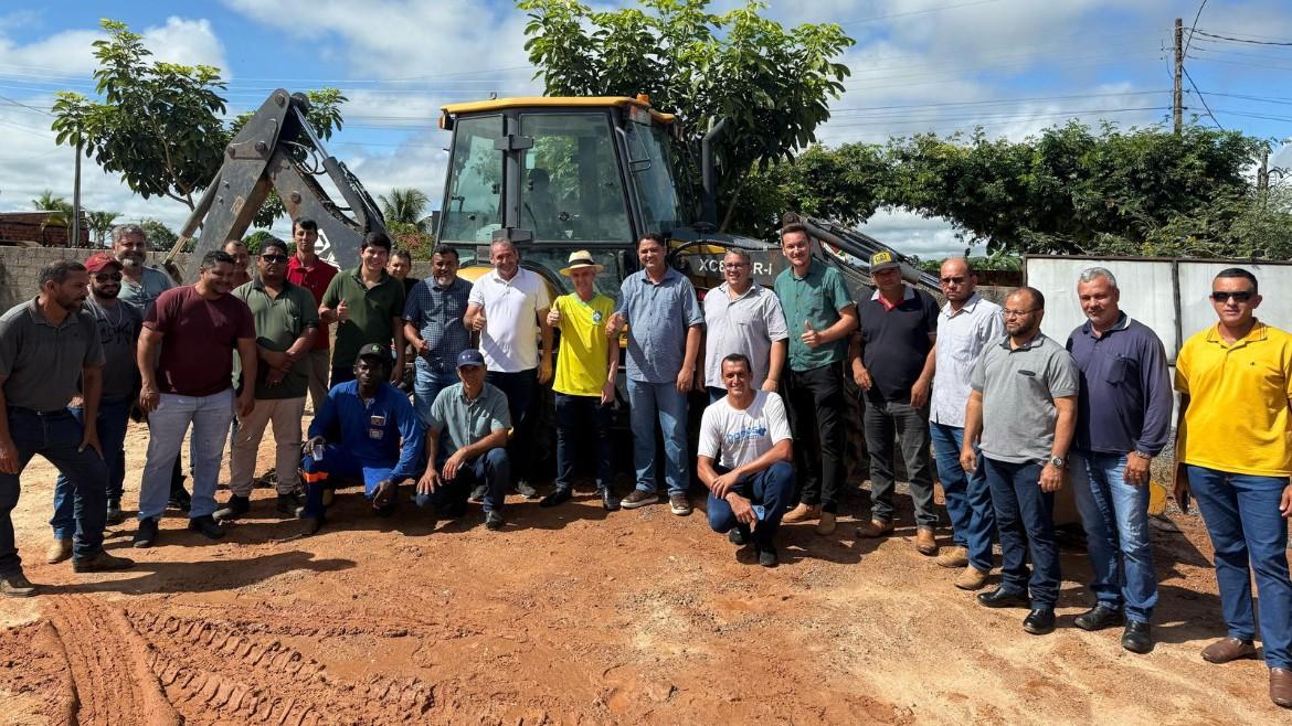 Política - Na Zona da Mata, senador Jaime Bagattoli entrega máquina agrícola e ouve demandas dos produtores de café