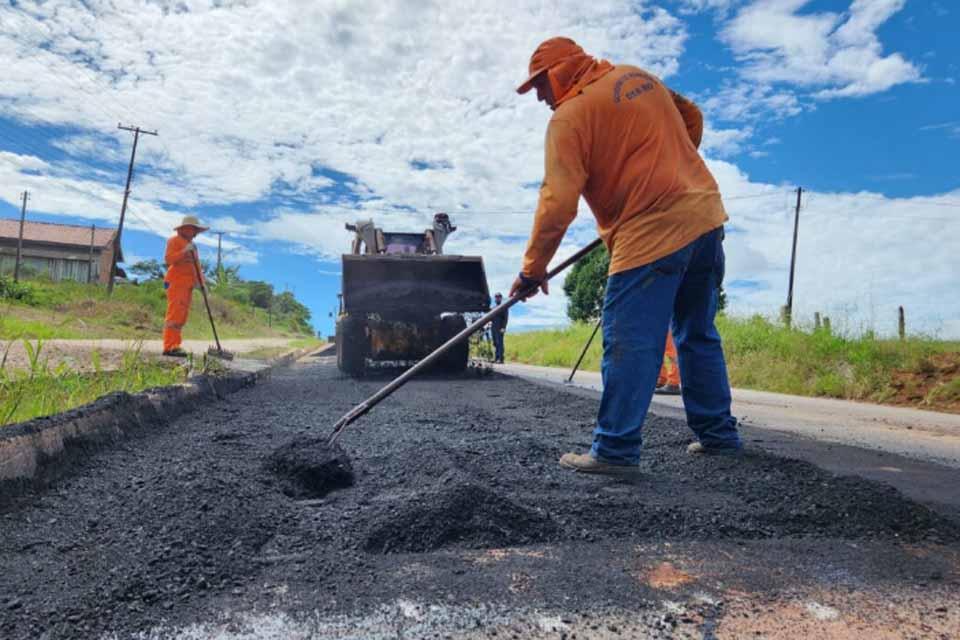 TRAFEGABILIDADE - Manutenção da RO-383, sentido Alta Floresta d’Oeste é realizada pelo governo