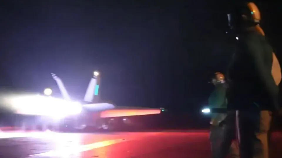 Vídeo - EUA bombardeiam porto dos Houthis no Iêmen e matam ao menos 38