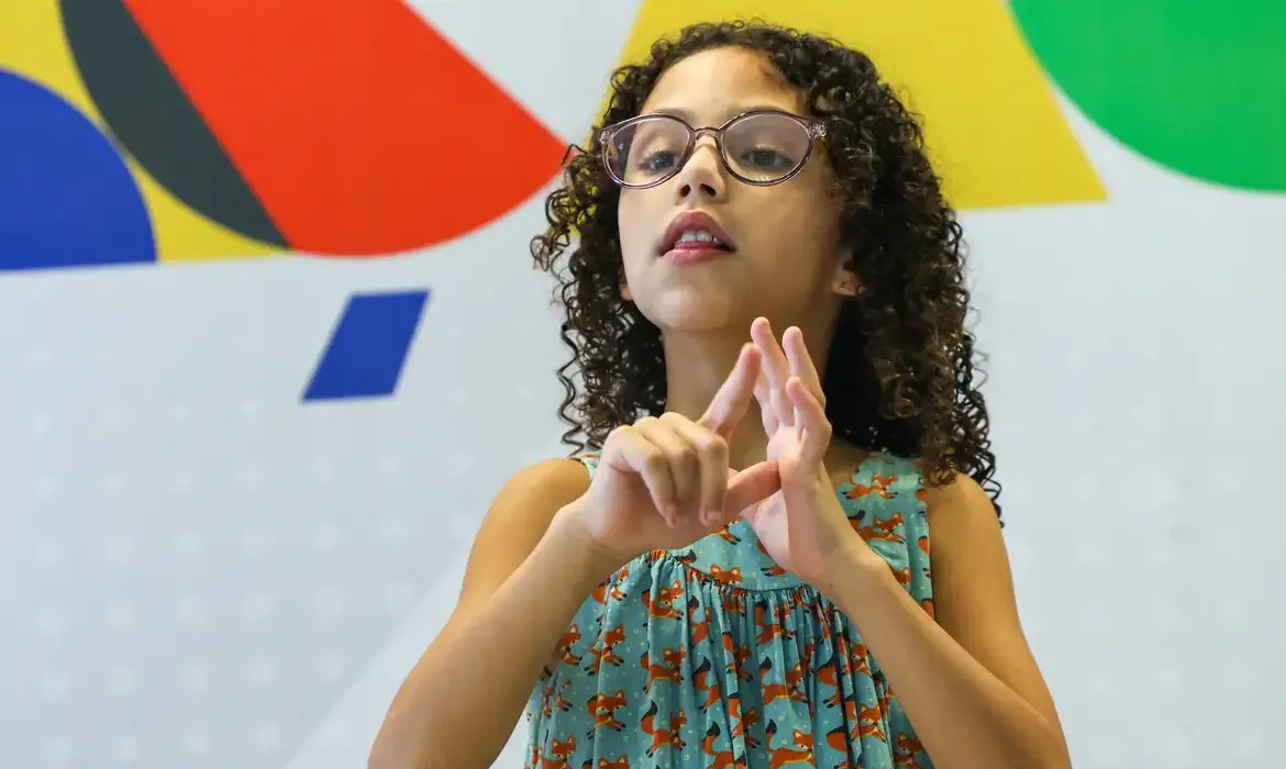 Vídeos -  Hoje é Dia destaca a alfabetização de pessoas com deficiência auditiva