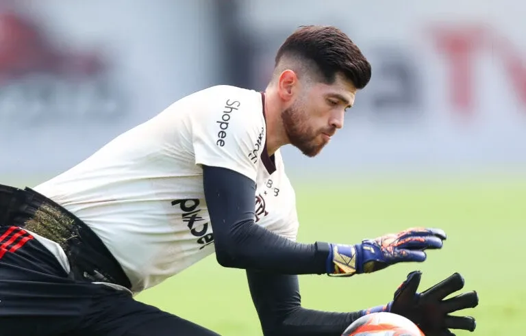 Carro de goleiro do Flamengo é atingido por quatro tiros no Rio