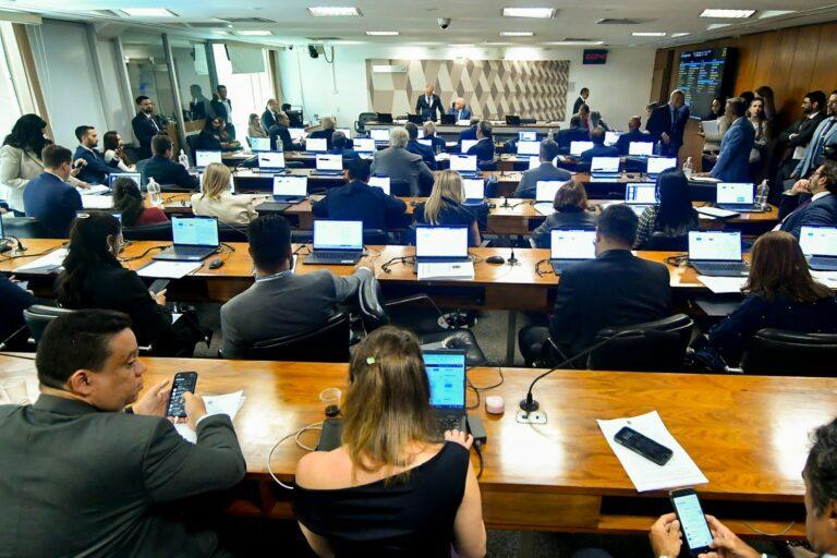 Comissão do Senado aprova fim da reeleição para políticos