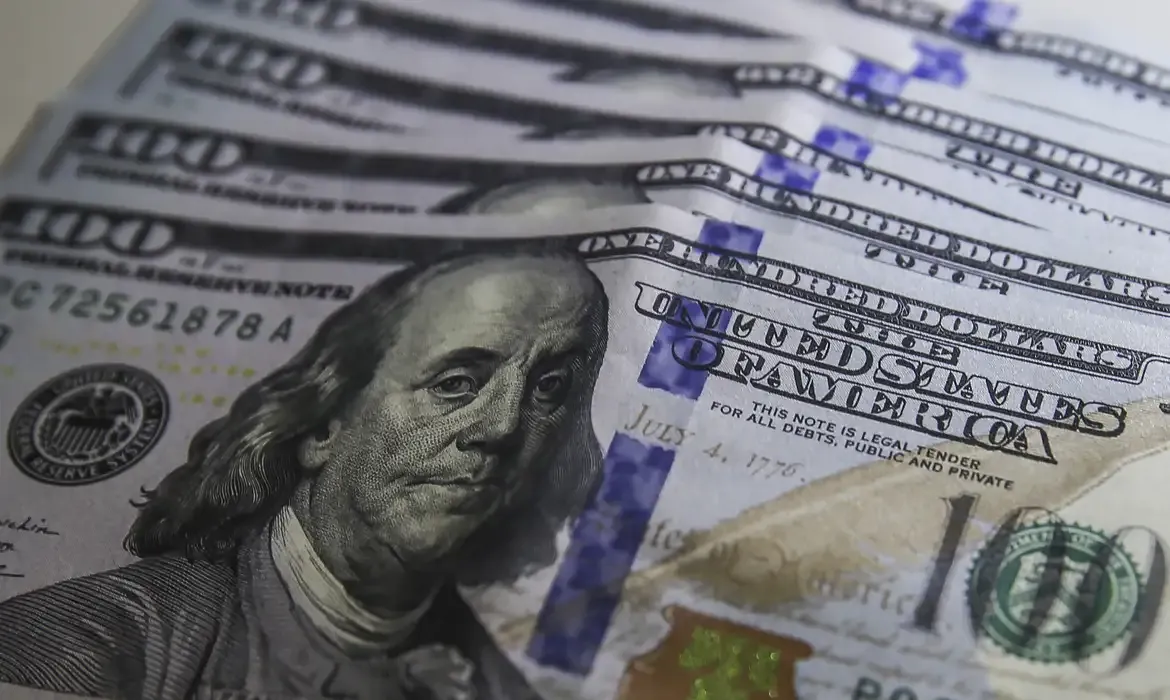 Economia - Dólar aproxima-se de R$ 5,70 com incertezas sobre IOF