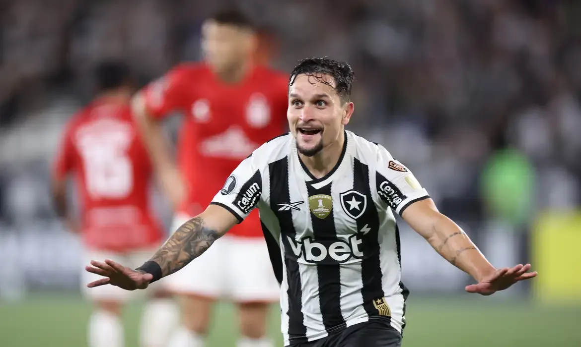 Esportes - Artur marca golaço e Botafogo vence Estudiantes na Libertadores