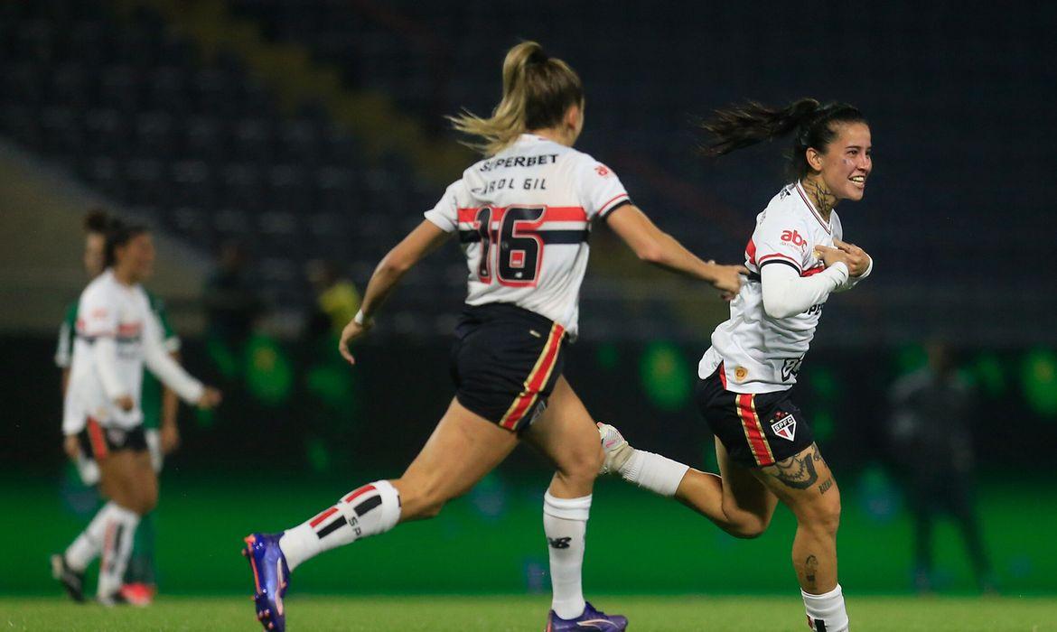 Esportes - São Paulo vence Palmeiras e sobe para 4º lugar no Brasileirão Feminino
