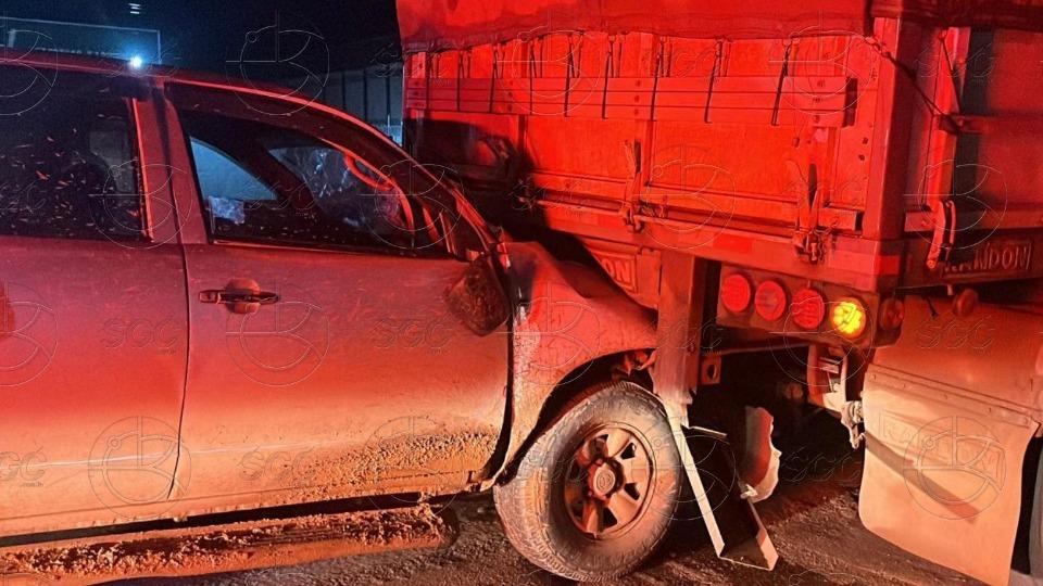 Motorista abandona veículo após colisão com carreta na BR-364
