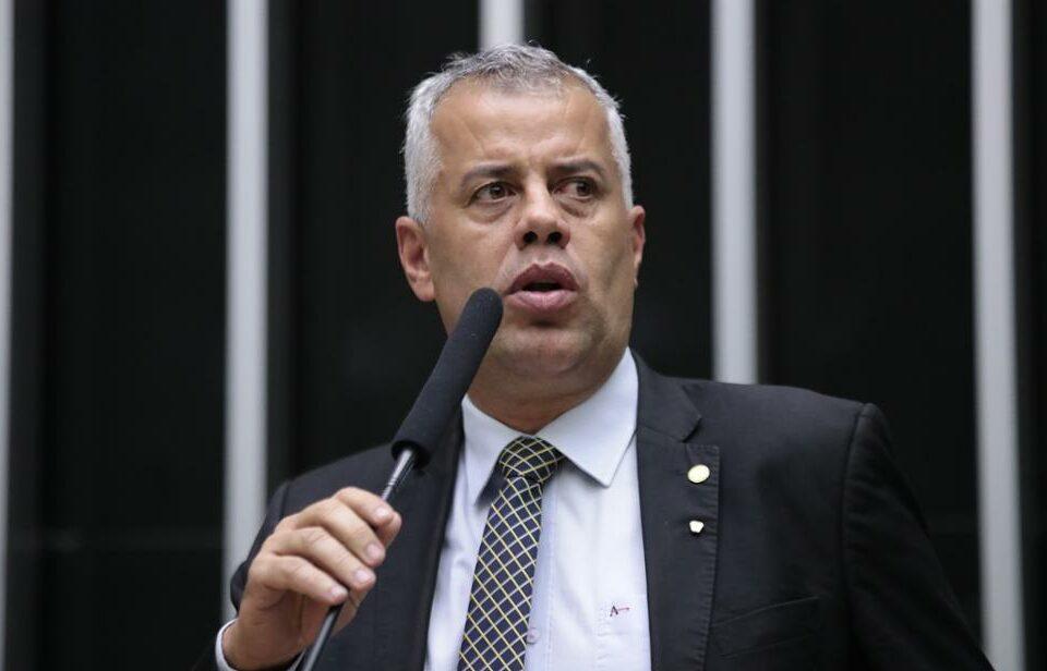 Roubo de R$6,3 bi Roubo no INSS: Deputado pede impeachment de Lula por ‘aparelhamento criminoso do Estado’