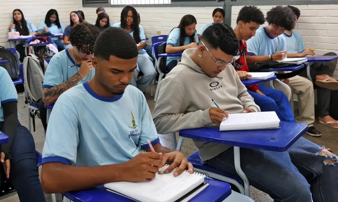 Educação Pé-de-Meia: nascidos em maio e junho recebem hoje parcela de R$ 200